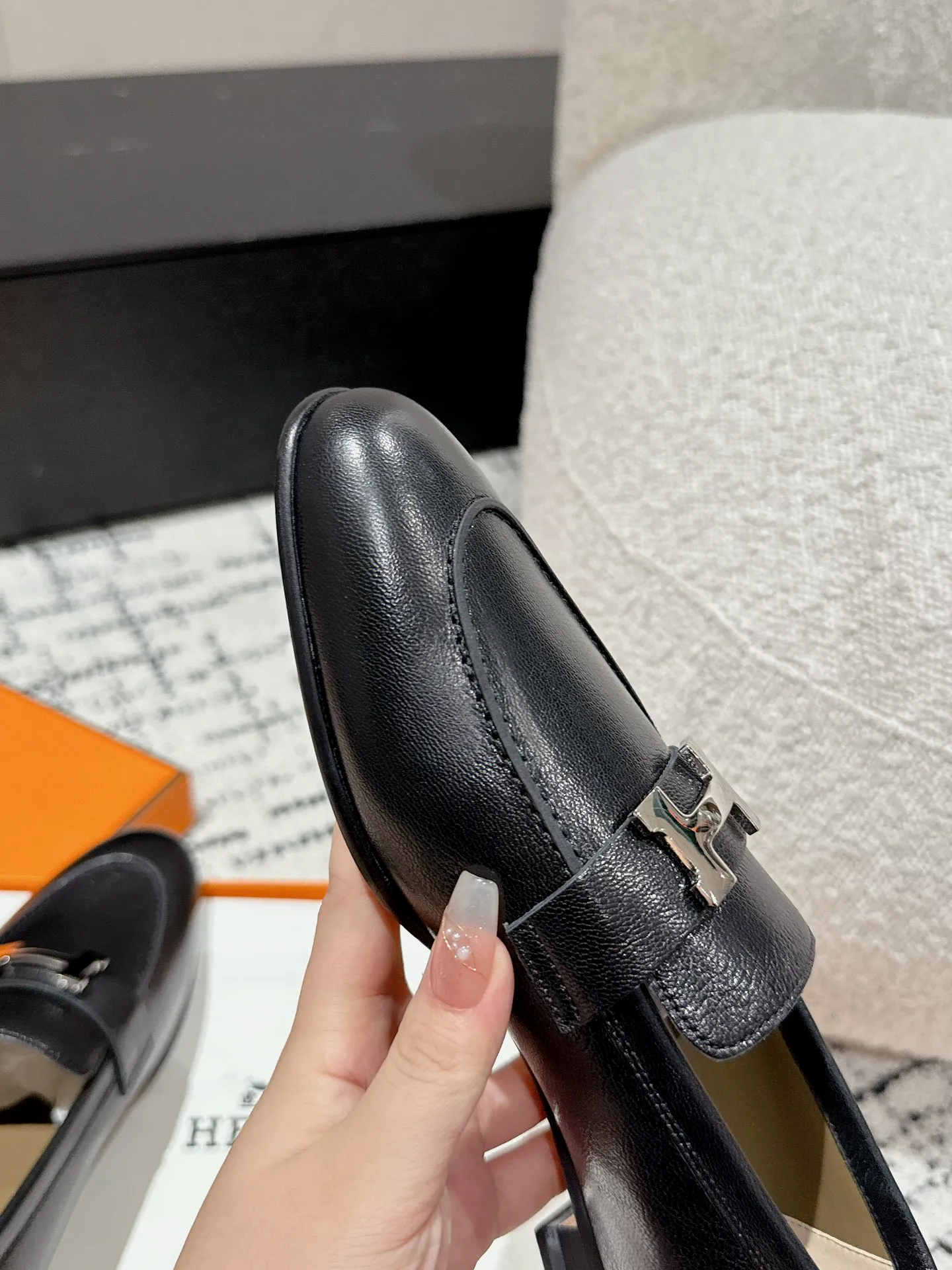 👟👟Ex-factory price 720👟👟 (top version) Hermes/25ss classic model is undoubtedly the leader in luxury goods. Every single product is very popular‼ ️Although the styles are few, they are more refined and more classic. They never go out of style. They are a brand that maintains and appreciates value. It is rare to have such a reputation in consumer goods sincerely! This pair of shoes is a classic style of this brand. It is decorated with metal buckles exclusive to Hermès. It is a classic that has become more and more beautiful over the course of history. We will bring out some goods from the channel in small quantities! The leather feels very, very soft and feels like baby skin! Feel the luxury! Supplies are huge! ✔️Material: imported sheepskin upper ✔️Inner lining/foot pads: imported sheepskin ✔️Outsole: genuine leather ➕tpu bottom ⚠️ ✔️Size: 35/36/37/38/39 (40/41/42 can be ordered)